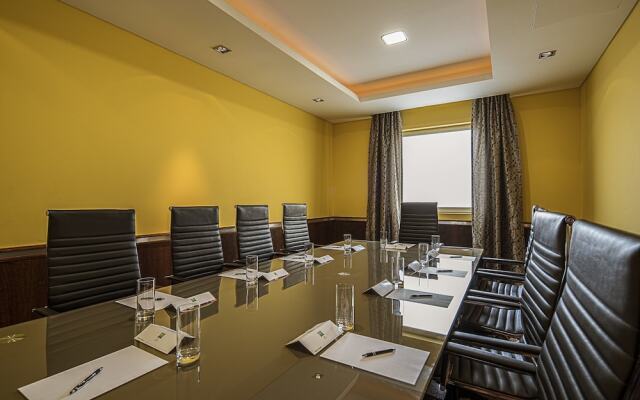 Sala de reuniões do Polly Hotel Saurimo, espaço corporativo em Saurimo, Angola